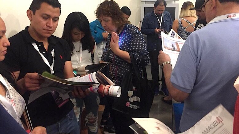Odontólogos, técnicos dentales, estudiantes y personas de todas las edades recibieron ejemplares de Dental Tribune y de AMIC Today, el periódico de ferias de la editorial. Incluso niños y hasta un osito de peluche, como se aprecia en las fotos, se divirtieron y aprendieron leyendo la publicación más leída en América Latina. (Fotos: Michelle Arias)