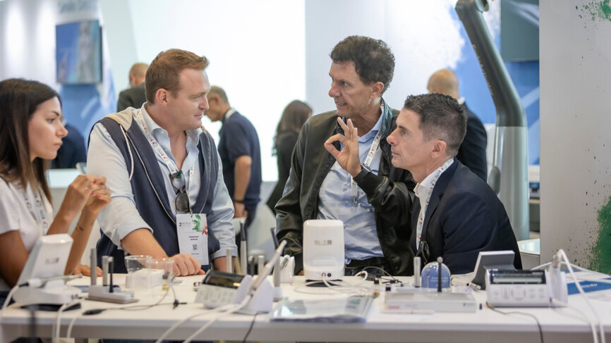 Discussing the latest digital dental technologies at DS World Italy 2023. (Image: Dentsply Sirona) 