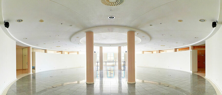 The first-floor peristyle offers an area of 260 m² ideal for exhibitions.