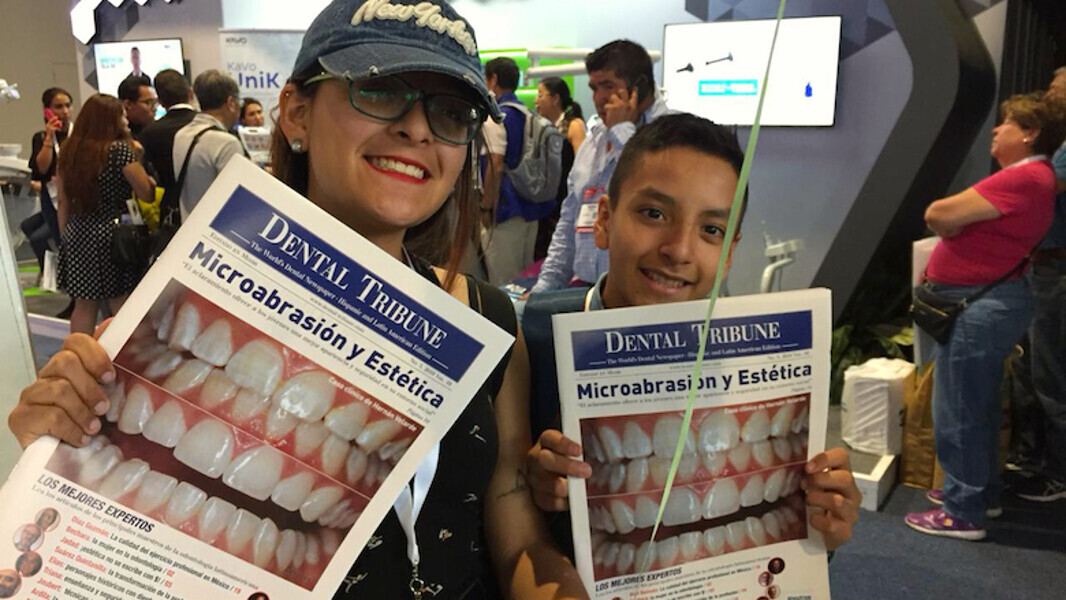 Odontólogos, técnicos dentales, estudiantes y personas de todas las edades recibieron ejemplares de Dental Tribune y de AMIC Today, el periódico de ferias de la editorial. Incluso niños y hasta un osito de peluche, como se aprecia en las fotos, se divirtieron y aprendieron leyendo la publicación más leída en América Latina. (Fotos: Michelle Arias)