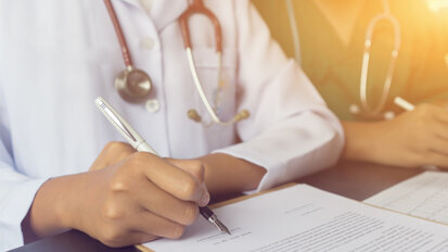 Medizinern wird obligatorische Haftpflichtversicherung empfohlen