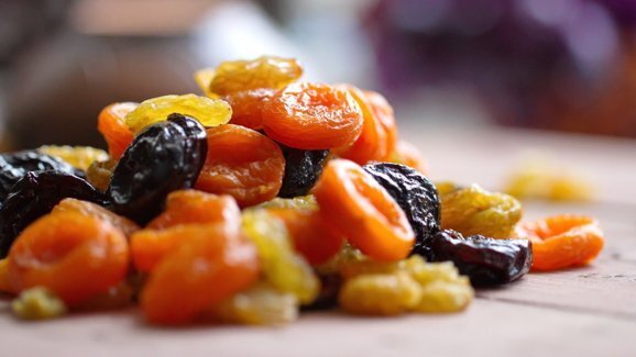 Revisão desafia recomendação de saúde bucal sobre evitar a ingestão de frutas secas