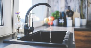 Zwarte aanslag door kraanwater met hoog ijzergehalte