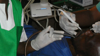 Dental-Aid International utilizza il Piezon miniMaster® di EMS per un progetto umanitario