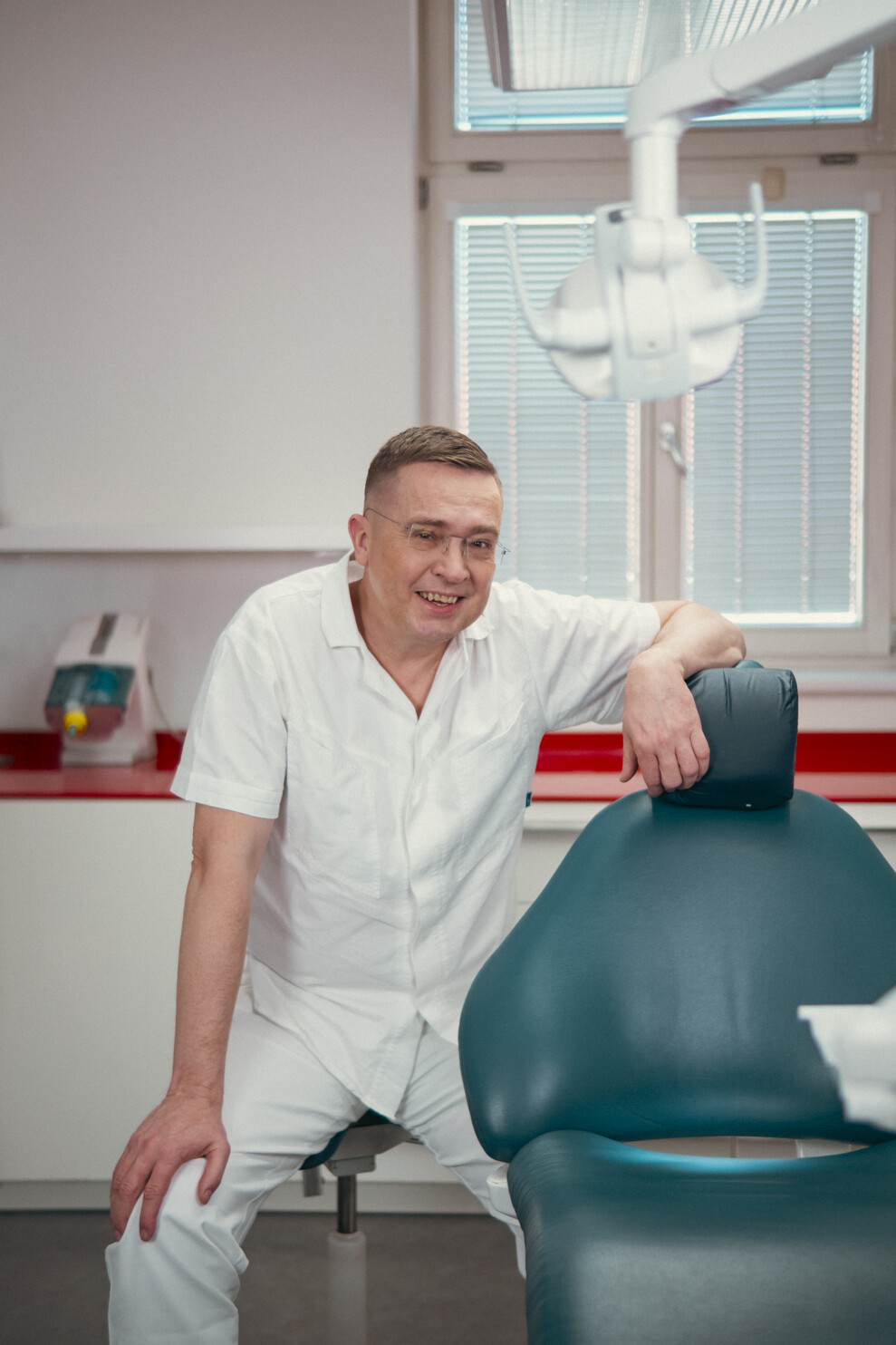 Według dr. Romana Šmuclera przyszłość stomatologii  nie polega na przeciwstawianiu się postępowi technologicznemu, lecz na wyznaczaniu zasad bezpiecznego, etycznego i klinicznie uzasadnionego wykorzystania nowych technologii. (Zdjęcie: dr Roman Šmucler) 