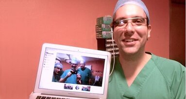 Първата в света лицево-челюстна операция, излъчвана с Google Glass