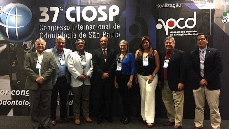 Dr. Wilson Chediek (middle), President of the Associação Paulista de Cirurgiões-Dentistas [São Paulo Association of Dental Surgeons], which organizes the CIOSP congress, with the presidents of various dental associations of Latin American countries.