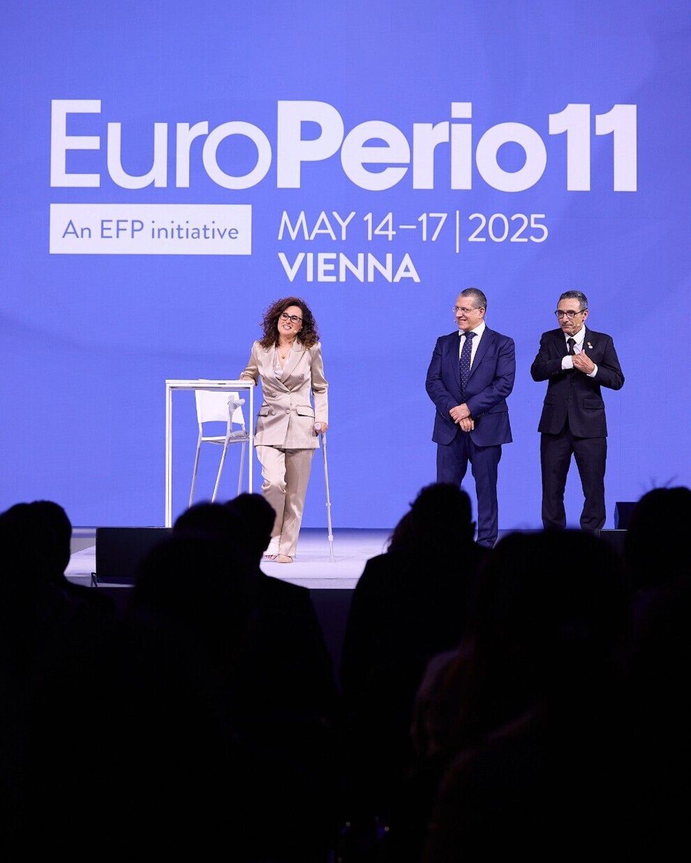 Od lewej: skarbnik EuroPerio11 dr Elena Figuero, przewodniczący tegorocznego kongresu prof. Anton Sculean i kierownik naukowy prof. Lior Shapira. (Zdjęcie: EFP)