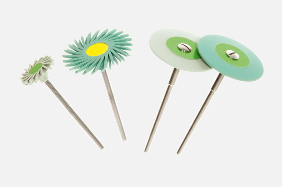 Fig. 12: After sintering, diamond silicone polishers are recommended
for rening the zirconia surface. For example, the Zolid Sinter-State Polishing Kit (Amann Girrbach) is well suited here.