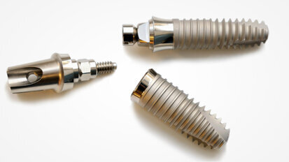 Review study compares machined and sandblasted dental implant surfaces