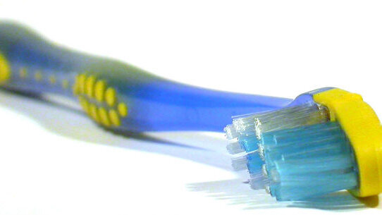 Gli adulti si lavano i denti in modo sbagliato