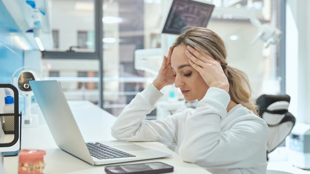 Khảo sát phơi bày những sai sót mang tính hệ thống dẫn đến tình trạng kiệt sức trong các nhóm nha khoa