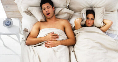 Comment les dentistes, qui traitent le ronflement et l'apnée du sommeil, peuvent sauver des mariages… et des vies !
