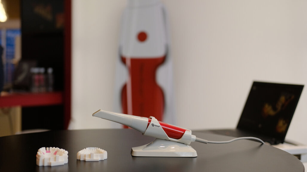 How does Neoss’s NeoScan 1000 compare with other intraoral scanners?