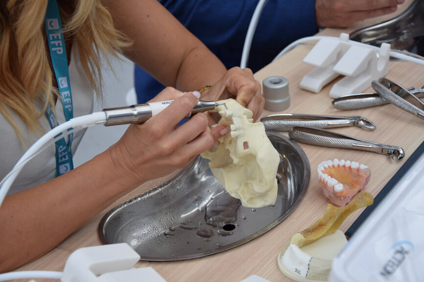 Piezotome workshop at the ACTEON booth (#E.13). 