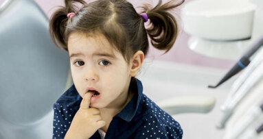 Otto genitori su dieci non riescono a portare i figli dal dentista