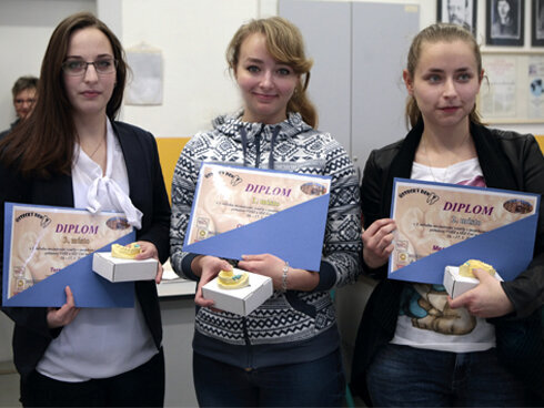 Vítězky v modelaci – zleva: 3. místo: Terezie Koubková – Karlovy Vary; 1. místo: Olga Ryglová – Nymburk; 2. místo: Marcela Seitzová – Praha
