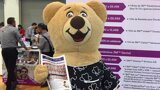 Odontólogos, técnicos dentales, estudiantes y personas de todas las edades recibieron ejemplares de Dental Tribune y de AMIC Today, el periódico de ferias de la editorial. Incluso niños y hasta un osito de peluche, como se aprecia en las fotos, se divirtieron y aprendieron leyendo la publicación más leída en América Latina. (Fotos: Michelle Arias)