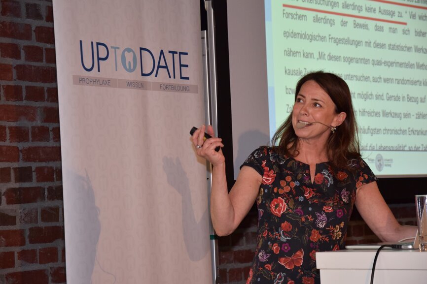 Prof. Dr. Nicole Arweiler klärte über Möglichkeiten der oralen Prophylaxe während der Schwangerschaft auf. (Photograph: Franziska Beier, DTI)