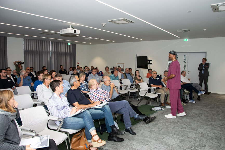 Diskussionsrunde im Anschluss an Wainwrights Vortrag und die Live-OP. Die Fortbildungsteilnehmer haben unter anderem Fragen zum Thema Transfusionsgesetz und Anregungen zu den Themen All-in-one-Lösungen und Wachstumszeit des Knochens nach der Augmentation.