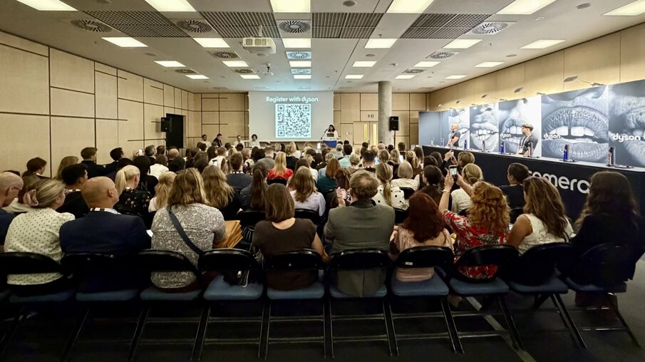 Prezentace zubního kartáčku CameraJet společnosti Dyson se zúčastnilo přibližně 130 účastníků.