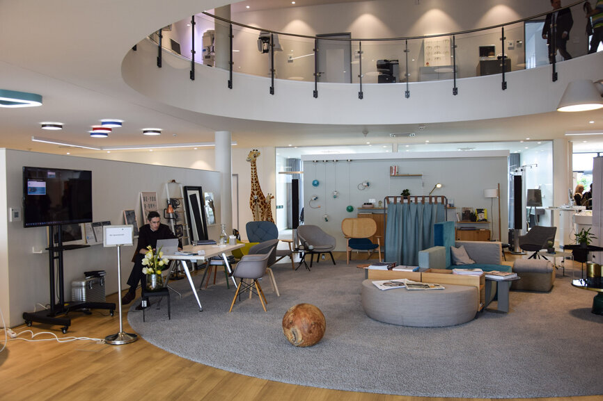 Im Showroom, Kernstück der Ratinger Firmenzentrale, werden auf 800m² innenarchitektonische Lösungen im Praxis- und Labordesign in anschaulichen Themenwelten ausgestellt. Besucher können alle Ausstellungstücke testen und sich für ihre eigene Praxis inspirieren lassen.