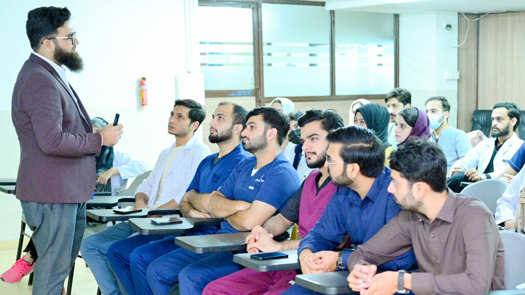 FJDC hosts lecture on research paper writing
