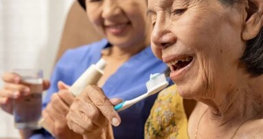 Studie zjistila, že klíčem k lepšímu ústnímu zdraví seniorů je pravidelná péče