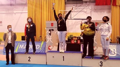 Odontopediatra y campeona de esgrima