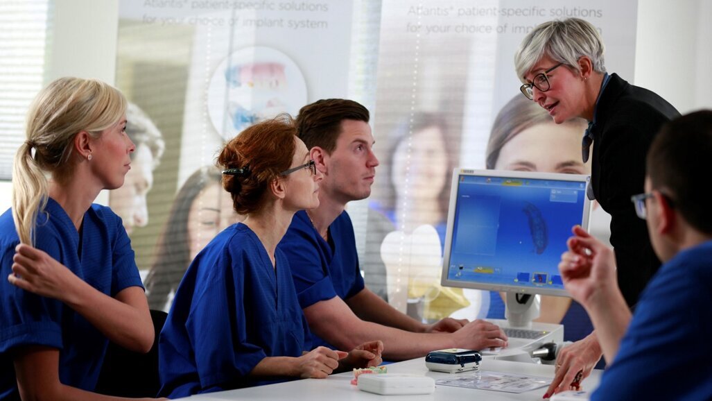 Acabei de entrar! Dentsply Sirona Academy Campus capacita dentistas por meio de um número crescente de palestras on-line