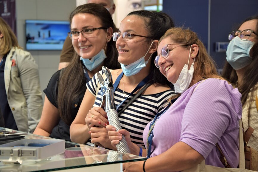 Fun at the USTOMED booth in hall 10.2. (Image: Dental Tribune International) 