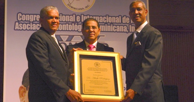 Instituciones y profesionales honran la labor del Dr. Adolfo Rodríguez