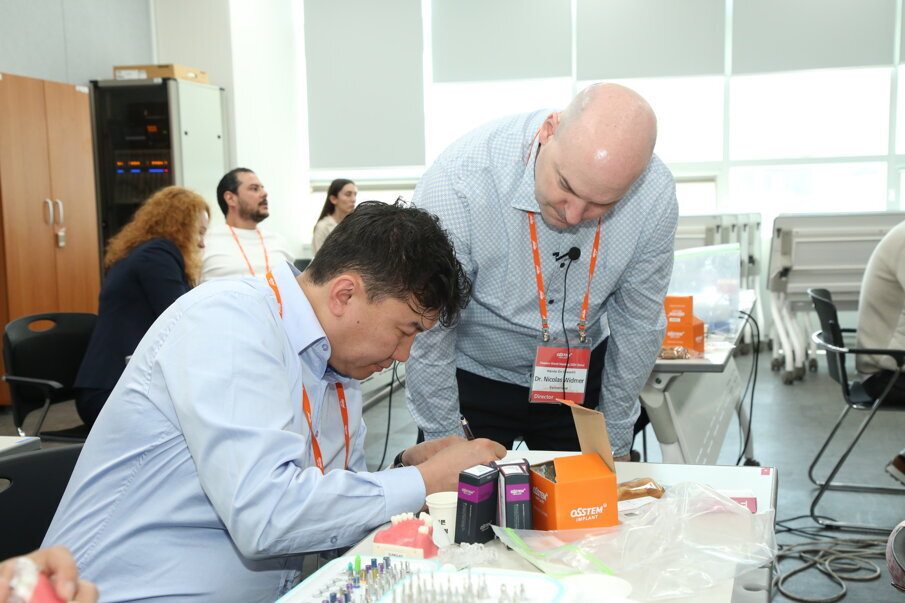 Dr. Nicolas Widmer from Switzerland is explaining to a student during a hands-on lecture