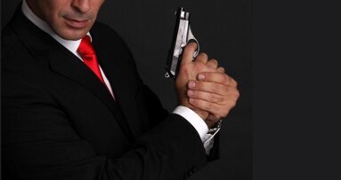 Criador dos dentes metálicos do vilão em James Bond é processado
