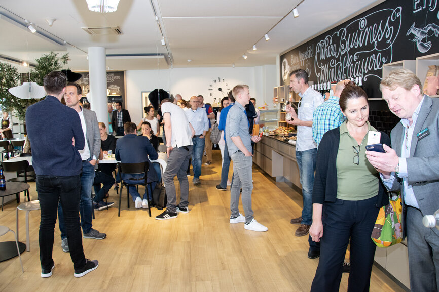 Im Bistro der Firmenzentrale konnten sich die Fortbildungsteilnehmer austauschen und vernetzen. 