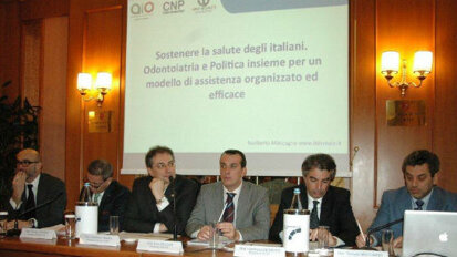 Stretti insieme attorno ad un “tavolo” in un’azione comune verso la politica