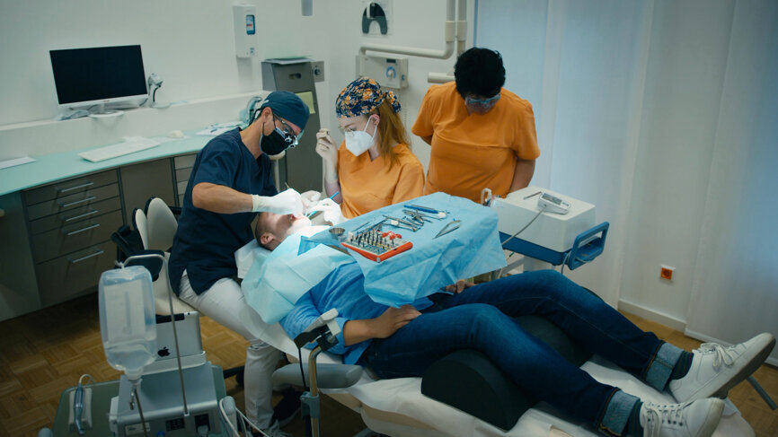 Das Team achtete während der Operation genau auf die Körpersignale des Patienten. © Tomas Schröck