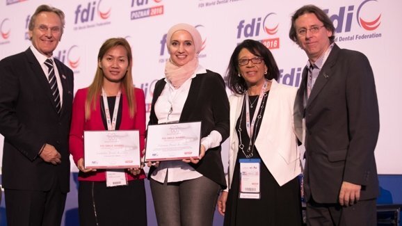 Associações dentárias no Camboja e Palestina recebem Prêmio FDI Smile