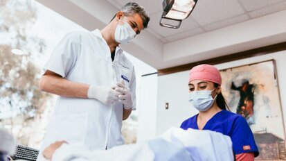 El desempeño laboral de la asistente dental (10)