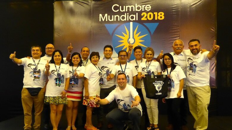 El grupo de peruanos que participó en el evento.
