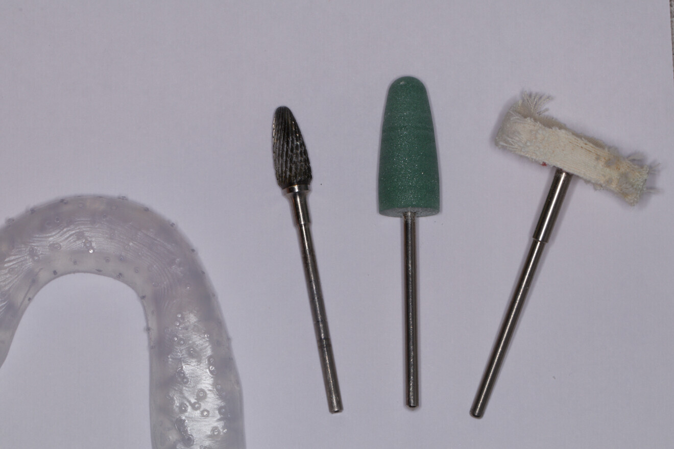 Fig. 9: Splint after support removal and polishing instruments.