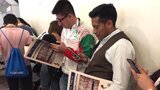 Odontólogos, técnicos dentales, estudiantes y personas de todas las edades recibieron ejemplares de Dental Tribune y de AMIC Today, el periódico de ferias de la editorial. Incluso niños y hasta un osito de peluche, como se aprecia en las fotos, se divirtieron y aprendieron leyendo la publicación más leída en América Latina. (Fotos: Michelle Arias)