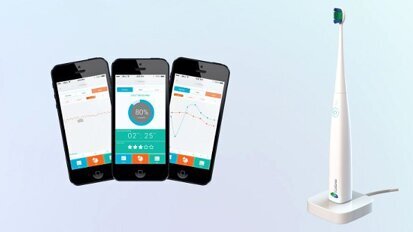 Четка за зъби, свързана със смартфон, контролира миенето на зъбите