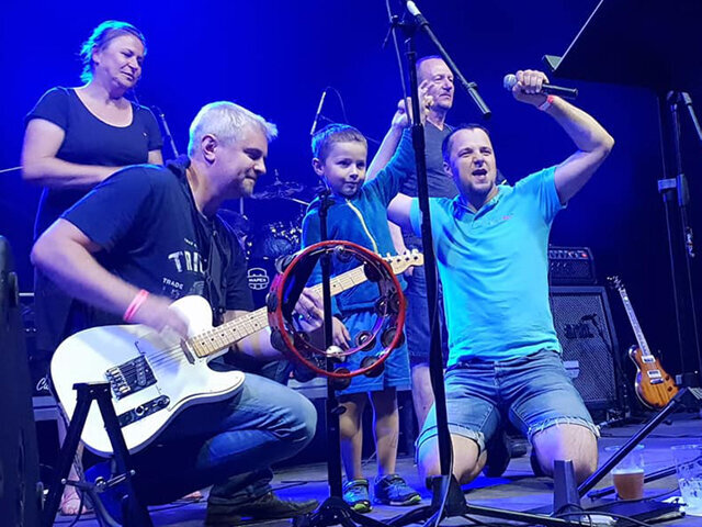 Sobotní večer zakončilo vystoupení v odborných kruzích již legendární kapely YesBlues.