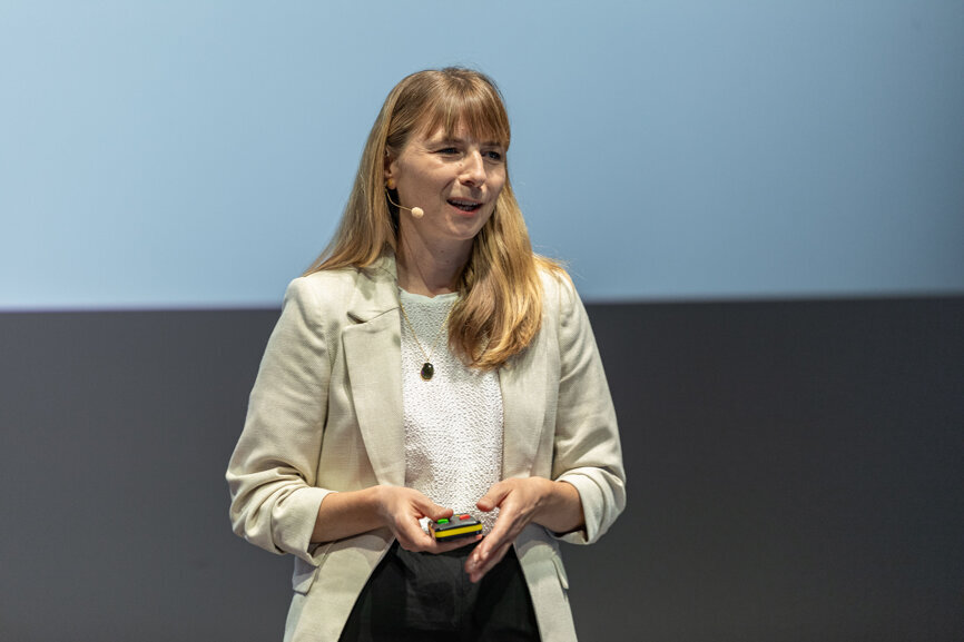 „Nach dem AIR-FLOWING von Dentinoberflächen kann auf eine Politur mit Pasten verzichtet werden.“  Die Parodontologin Dr. Anne Kruse präsentierte aktuelle Forschungsergebnisse ihrer Arbeitsgruppe.