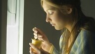 Spuntini di mezzanotte: un danno per i denti