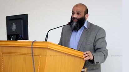 Dr Nabeel Baig guides students through formulating research question 