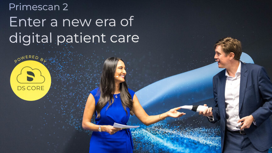 Max Milz, vice-président du groupe des solutions technologiques connectées chez Dentsply Sirona, remet un appareil Primescan 2 au Dr Shivi Gupta, un leader d'opinion qui exerce à San Diego en Californie. (Photo : Dentsply Sirona)