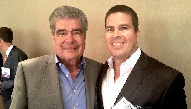Con su hijo, el Dr. Eduardo Lorenzana, quien es presidente de la Southwest Society of Periodontists de Estados Unidos.