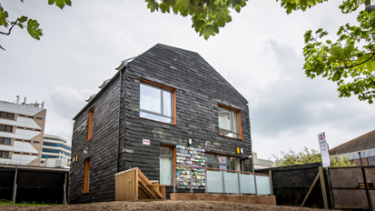 Recycling mit Biss: Haus aus Zahnbürsten & Co.